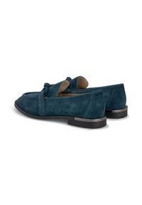 Mocassini in suede blu con tacco basso nero, dettaglio a nodo sul davanti e fodera interna beige liscia. Design semplice ed elegante.