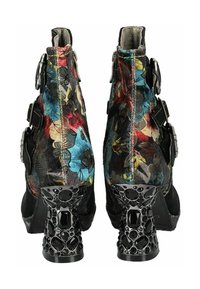 Stivali ankle con tacco alto, realizzati in tessuto floreale nei colori blu, rosso e giallo. Presentano un tacco decorativo nero con intagli geometrici e fibbie.