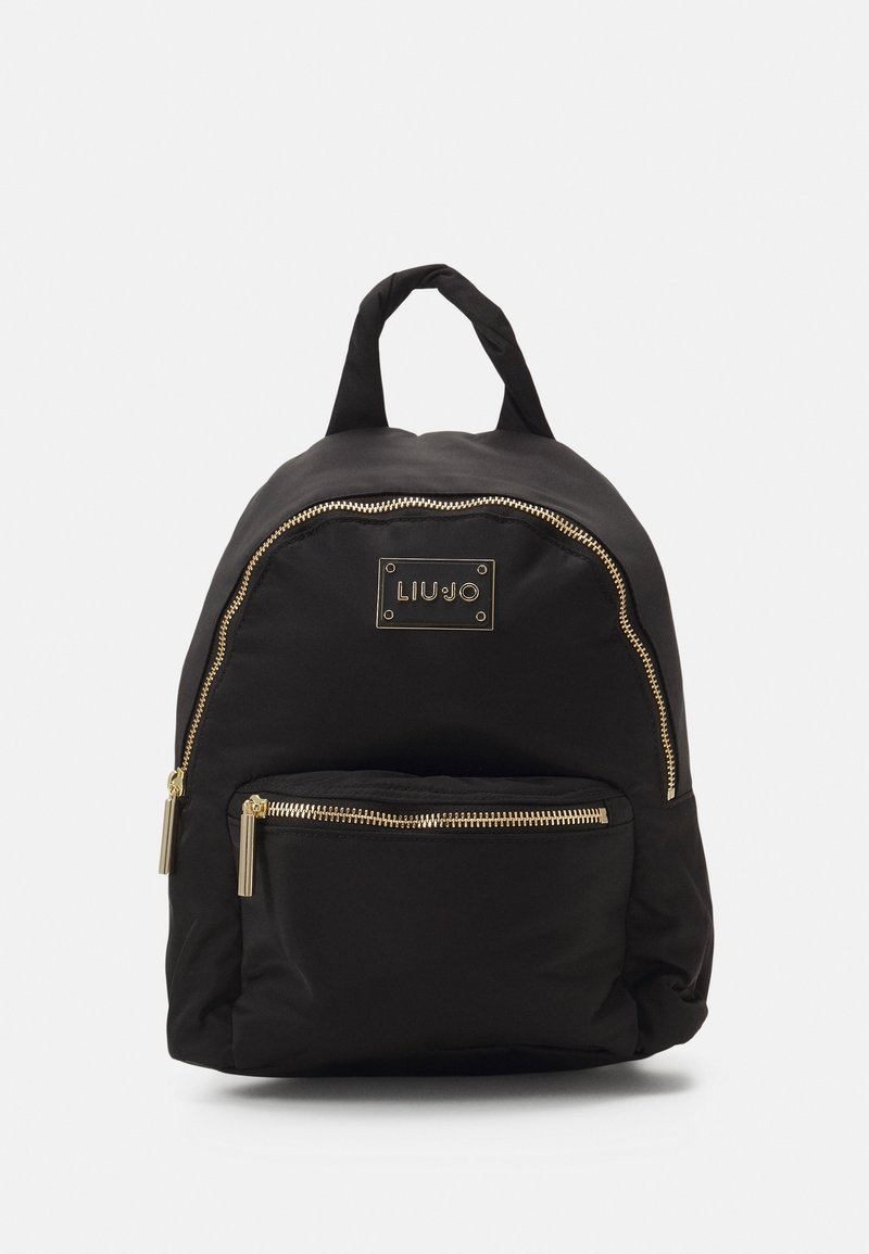 Sac à dos noir avec fermetures éclair dorées, poche avant, poignée supérieure et logo de la marque Liu Jo sur le panneau avant supérieur.