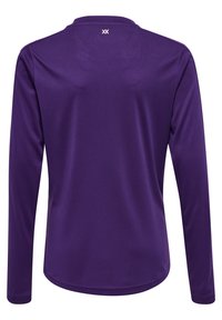 Paarse lange mouw shirt van soepel materiaal met een ronde hals, voorzien van een klein logo op de rug nabij de kraag.
