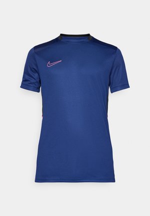 Tumesinine lühikeste varrukatega spordipaita mustade aktsentidega, rinnal roosa Nike logo, valmistatud hingavast ja siledast materjalist.