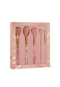 Zestaw pięciu pędzli do makijażu z miękkimi różowymi włosiem i różowozłotymi ferrule'ami, wyposażony w przezroczyste różowe rączki i zapakowany w estetyczne pudełko.