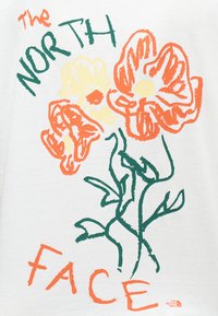 Το λογότυπο της The North Face με πορτοκαλί και κίτρινα χειροποίητα άνθη και πράσινους μίσχους σε λευκό φόντο.