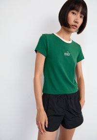 Nike Sportswear T-shirt estampada - gorge green/lorewood