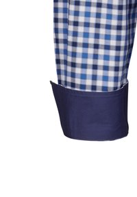 Tessuto a quadri blu e bianchi con dettaglio in navy sui polsini; presenta una chiusura con bottone e una texture liscia, creando un aspetto strutturato.