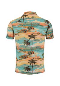 Chemise à manches courtes avec un motif tropical présentant des palmiers, des îles, des fleurs, de l'eau et des montagnes dans des tons pastel d'orange, de vert et de bleu.