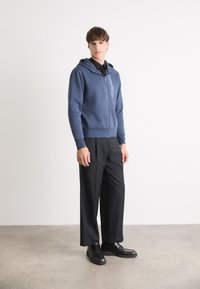 Calvin Klein HORIZONTAL LOGO ZIP THRU HOODIE - Φούτερ με φερμουάρ - ink