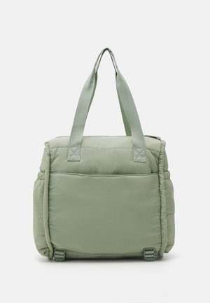 Bolso tote acolchado verde con dos asas resistentes, de forma rectangular y acentos laterales. Cuenta con un cierre de cremallera y material texturizado.
