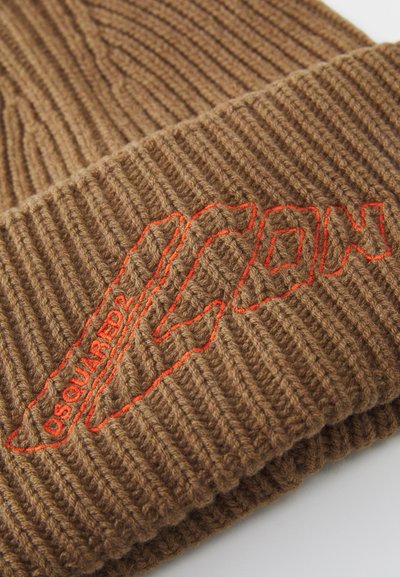Bruine gebreide beanie met ribbelstructuur en een omgeslagen rand. Voorzien van rode geborduurde "ICON"-tekst en logo van DSQUARED2.