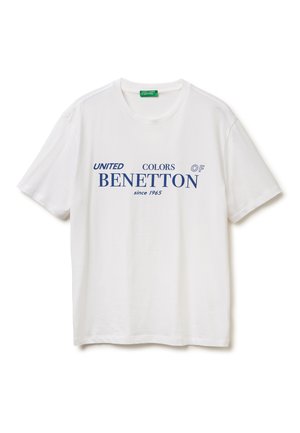 Camiseta de algodón blanca de manga corta, con el texto azul "UNITED COLORS OF BENETTON desde 1965" impreso en una fuente en negrita.