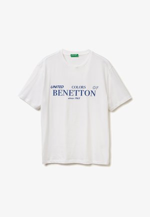 Camiseta de algodón blanca de manga corta, con el texto azul "UNITED COLORS OF BENETTON desde 1965" impreso en una fuente en negrita.