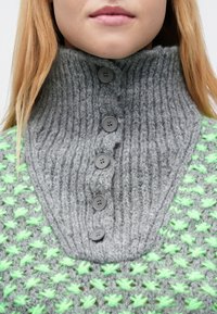 Sivý pletený sveter s vysokým golierom, s tmavými gombíkmi a zelenými akcentmi rozptýlenými po celom dizajne. Textúrovaný a útulný vzhľad.