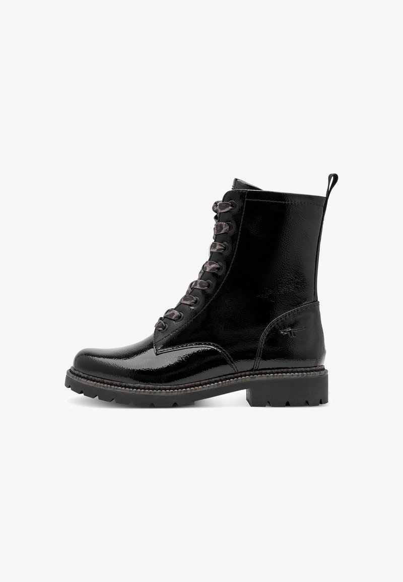 Bottine noire en cuir brillant à lacets avec une semelle épaisse crantée et un languette à l'arrière, présentée sur fond blanc.