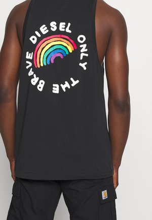 Débardeur noir sans manches avec un design arc-en-ciel coloré et un texte blanc indiquant "DIESEL ONLY THE BRAVE" au dos.