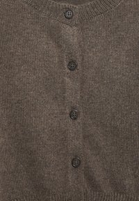 Bruine geribbelde gebreide cardigan met ronde halslijn en vier donkerbruine knopen aan de voorkant.