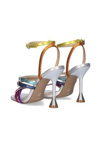 Sandalias de tacón alto multicolores con tiras metálicas en oro, plata y azul. Cuentan con un tacón de aguja y correas ajustables en el tobillo.