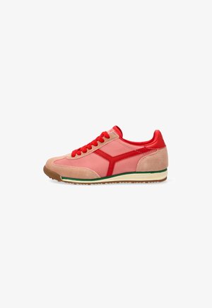 Zapatilla de perfil bajo con cordones rojos, parte superior de tela roja y rosa, paneles de ante beige en la puntera y el talón, y suela de goma con detalle verde.