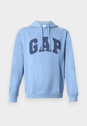 Sweat à capuche bleu clair en tissu doux avec une poche avant, une capuche réglable avec cordon de serrage, et un lettrage "GAP" en bleu marine audacieux sur la poitrine.
