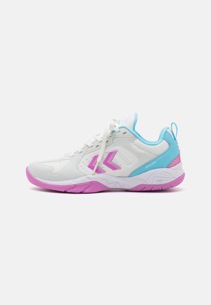 Witte sportieve schoen met roze en lichtblauwe accenten, voorzien van een textuur-mesh bovenwerk, een gevoerde zool en opvallende logodetails.