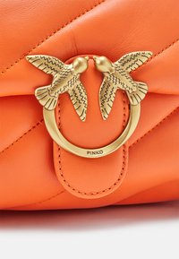 Pinko LOVE PUFF  - Torba čez telo - orange