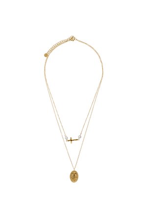 Dubbel-laags gouden ketting met een horizontaal kruis en parels op de bovenste ketting en een ovaal hangertje met een kruis op de onderste ketting.