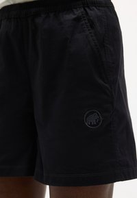 Μαύρα σορτς με ελαστική μέση, πλαϊνές τσέπες και μικρό λογότυπο μαμούθ στο αριστερό μηρό.