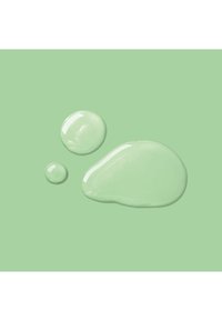 Groene geldruppels van verschillende groottes op een zachte groene achtergrond, met een gladde textuur en een translucente uitstraling.