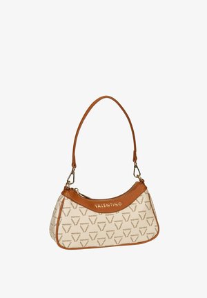 Bolso Valentino con tela crema que presenta un patrón repetitivo de logos, detalles en cuero marrón, forma curva y una correa para el hombro.