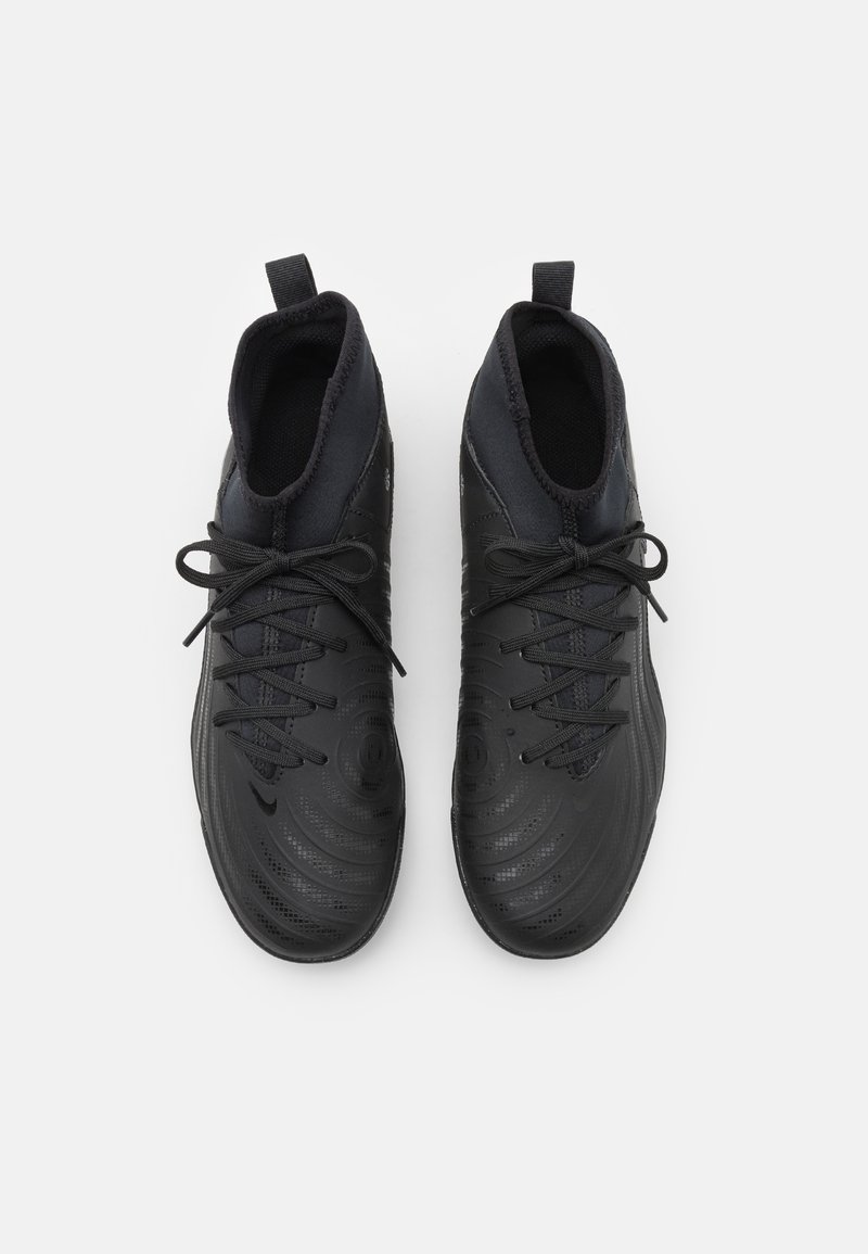 Czarne buty sportowe z teksturowaną powierzchnią, okrągłymi wzorami, sznurowadłami i pętlami do zakupu; średni fason i materiał syntetyczny.