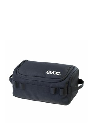 Zwarte rechthoekige tas gemaakt van duurzaam stof, voorzien van een ritssluiting, zijhandvat en voorste webbing voor bevestiging. Logo zichtbaar.