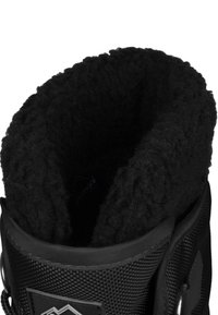 Schwarzer Stiefel mit einer strukturierten Außenseite und einem dicken, flauschigen schwarzen Futter. Verfügt über runde Metallbeschläge und eine abgerundete Öffnung oben.