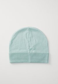 Beanie a maglia blu chiaro con una texture liscia, caratterizzato da un polsino a costine. Ha una parte superiore arrotondata e un design senza cuciture.