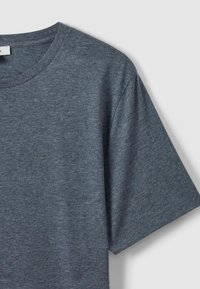 Tricou gri cărbune realizat dintr-un material moale, texturat, cu guler rotund și mâneci scurte, prezentând un model heather subtil.
