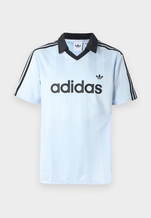 Hellblaues Sporttrikot mit schwarzem Kragen, das vertikale Streifen und drei schwarze Streifen auf jedem Ärmel zeigt. "adidas"-Logo in Schwarz.