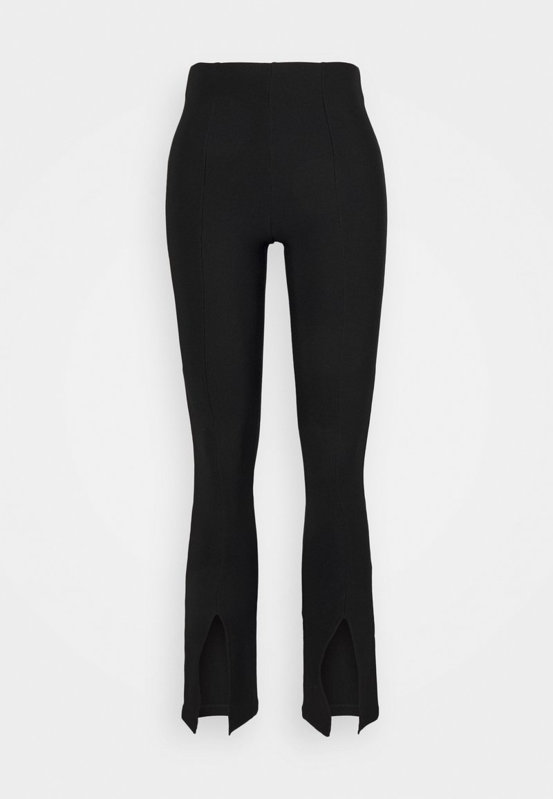 Pantalon noir taille haute ajusté avec détails de couture à l'avant et fentes à l'ourlet, présenté sur un fond blanc uni.