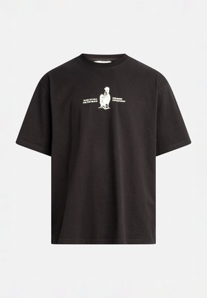 T-shirt en coton noir à manches courtes, avec un motif blanc représentant un coq et le texte "WAKE UP CALL FOR THIS BLAZÉ DISABLED DEPARTMENT."