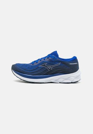 Scarpa da corsa blu con tomaia in tessuto testurizzato, caratterizzata da un design aerodinamico, una suola intermedia bianca ammortizzata e una suola esterna in gomma nera.