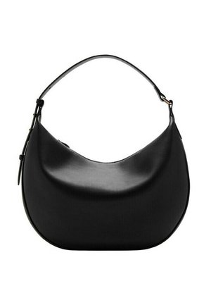 Bolso de mano negro en forma de media luna hecho de cuero, con una sola correa ajustable para el hombro y un diseño suave y minimalista.