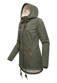 Olijfgroene parka jas met capuchon, ritssluiting, trekkoorden en lichte accenten. Voorzien van een warme gevoerde binnenkant en zijzakken met rits.