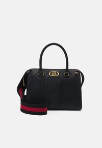 Borsa a tracolla in pelle nera con finiture dorate, doppi manici e tracolla regolabile a strisce in rosso e nero. Texture liscia, design strutturato.