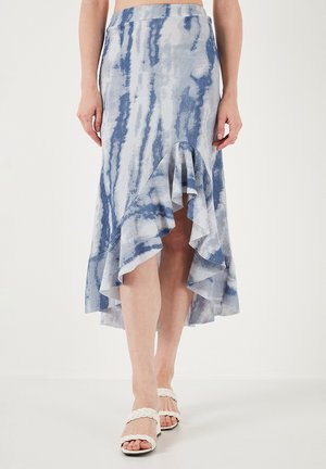 Gonna maxi tie-dye blu con orlo arricciato, realizzata in tessuto morbido. Il design presenta diverse sfumature di blu, creando un motivo ondulato.