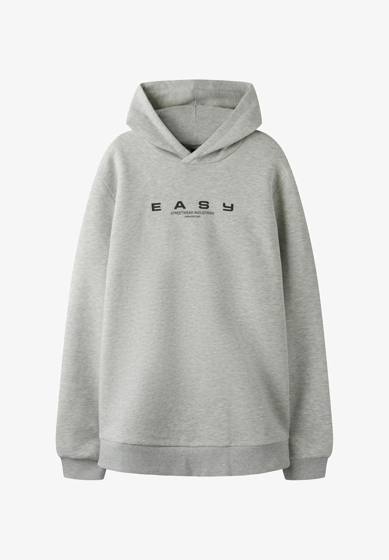 Grijze hoodie gemaakt van zachte stof met een kangoeroezak. Heeft een capuchon met trekkoord en zwarte tekst met de tekst "EASY STREETWEAR INDUSTRIES."