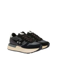 Zwarte sneakers met een mix van gladde en gestructureerde materialen. Kenmerken een zwart en crèmekleurige zool, opvallend logodetail en bruine veters.