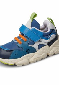 Flerfärgade skor med blå och marinblå läder, orange elastiska band, vita detaljer och strukturerad beige sula med blommönster.