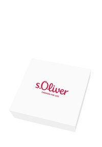 Scatola regalo bianca con una texture liscia. Il coperchio presenta un logo rosso: "s.Oliver" e "FASHION FOR LIFE" in un carattere moderno.