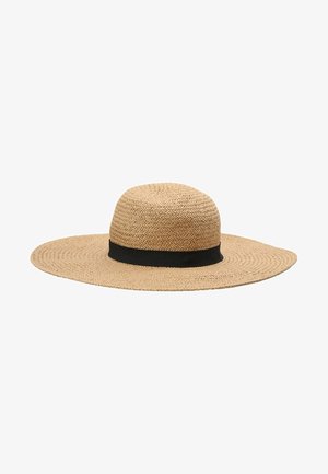 Sombrero de sol de paja tejido de ala ancha con una banda de tela negra alrededor de la base de la corona, mostrado sobre un fondo blanco.