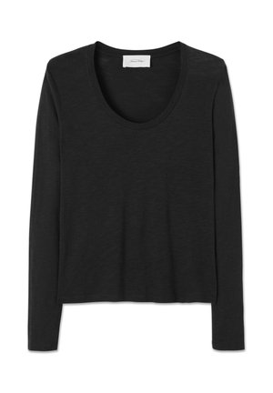 Juodas moteriškas ilgas rankovėmis palaidinė su apvalia iškirpte, siaura prigludimu ir subtiliu margu audiniu, išdėstytas ant baltos foninės spalvos.