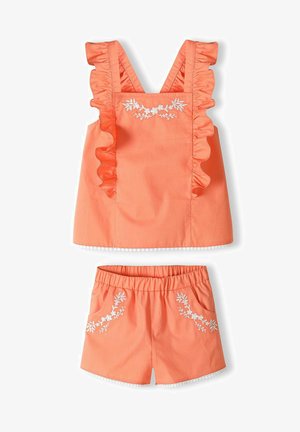 Ensemble deux pièces corail comprenant un top à volants avec broderies florales et un short assorti avec poches et accents brodés.