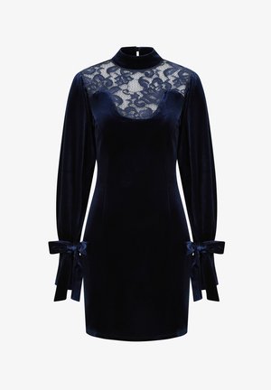 Granatowa aksamitna sukienka z koronkowym dekoltem, wysoką szyją i długimi rękawami. Posiada kokardki przy mankietach dla dodatkowego efektu.