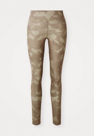 Høj talje, lang sports leggings med beige og lys brun camouflage mønster og fladlock sømme på hvid baggrund.